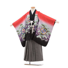 画像をギャラリービューアに読み込む, 5歳男の子 はかま 赤から黒ぼかし・鷹 松に分銅文 (No.7515)